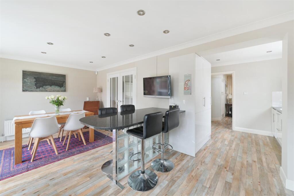 House in Sutton - View 3