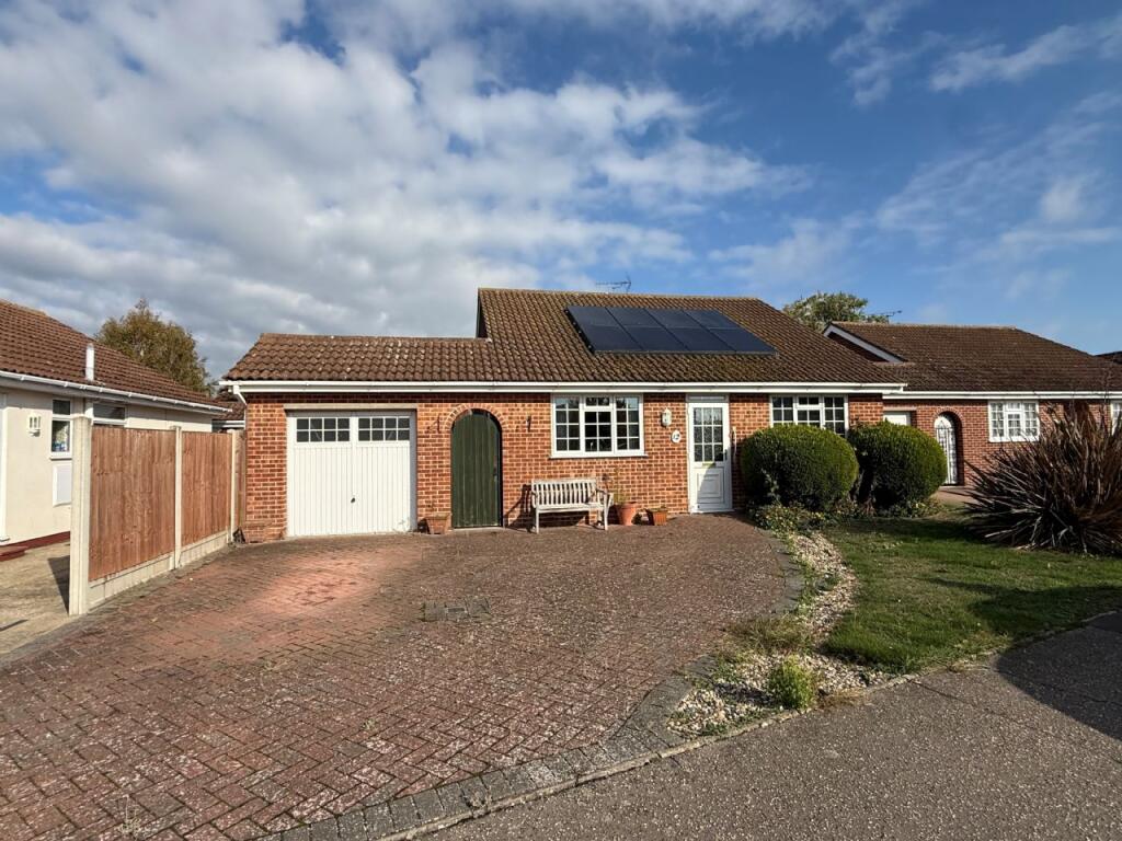 2-bed detached on Ashes Close, Walton-on-the-naze, £280,000