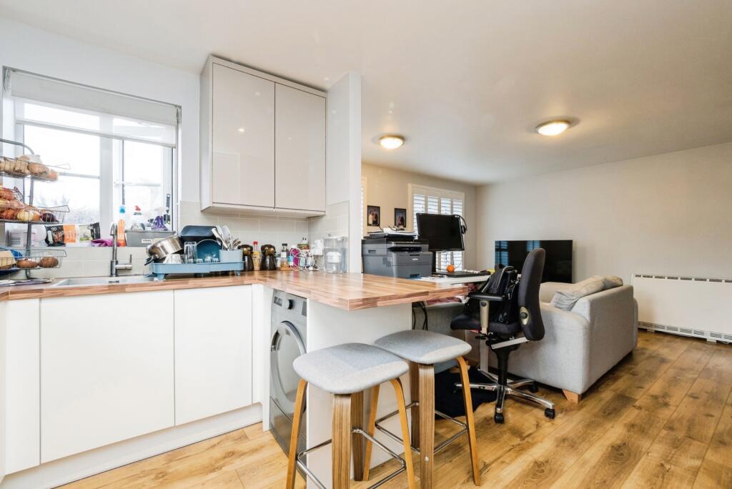 Coniston Avenue, Purfleet-on-Thames, Essex, RM19 photo 4