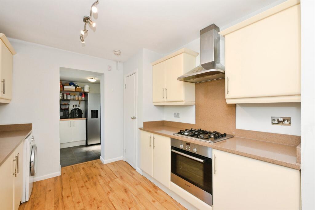 House in Welwyn Hatfield, Hertfordshire - More