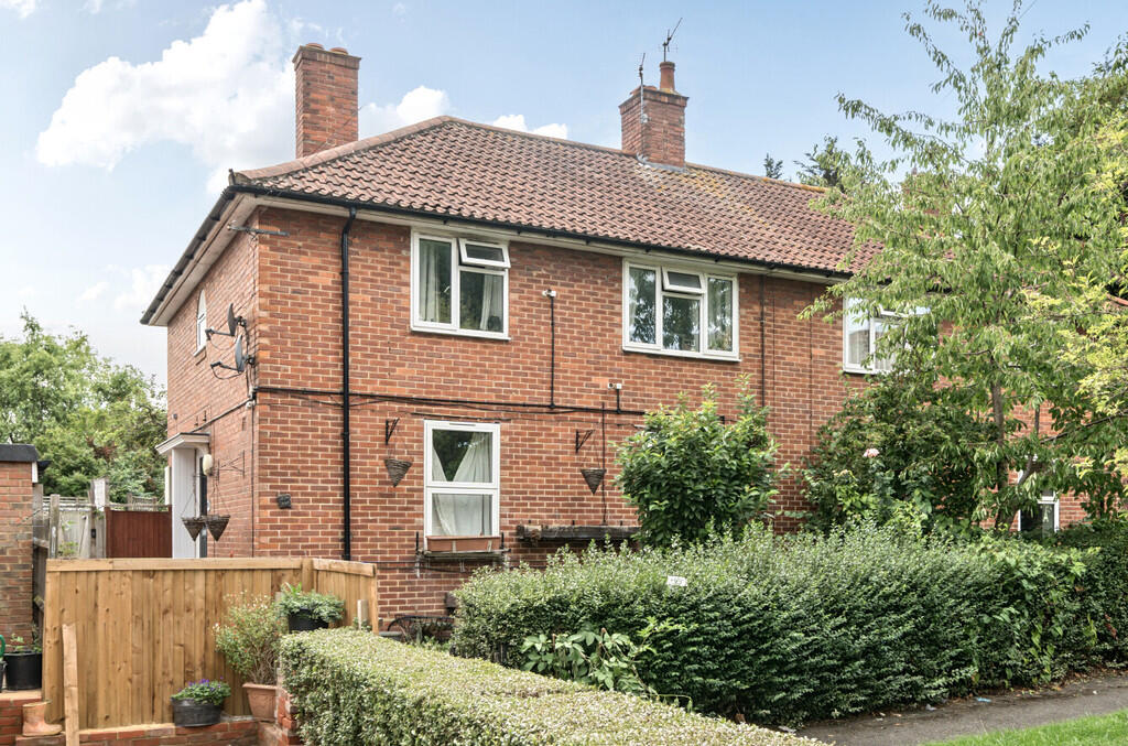 2-bed flat on Thornton Road, Carshalton, £300,000
