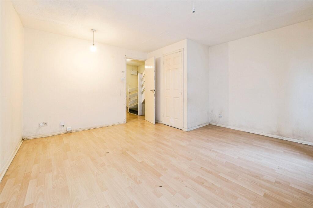 Emerald Close, Beckton, London, E16 photo 3