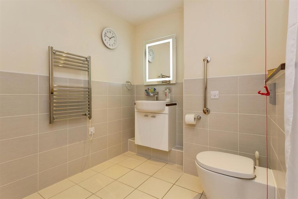 Apartment in Southall - View 5