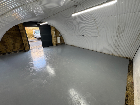 An empty arch with white lining