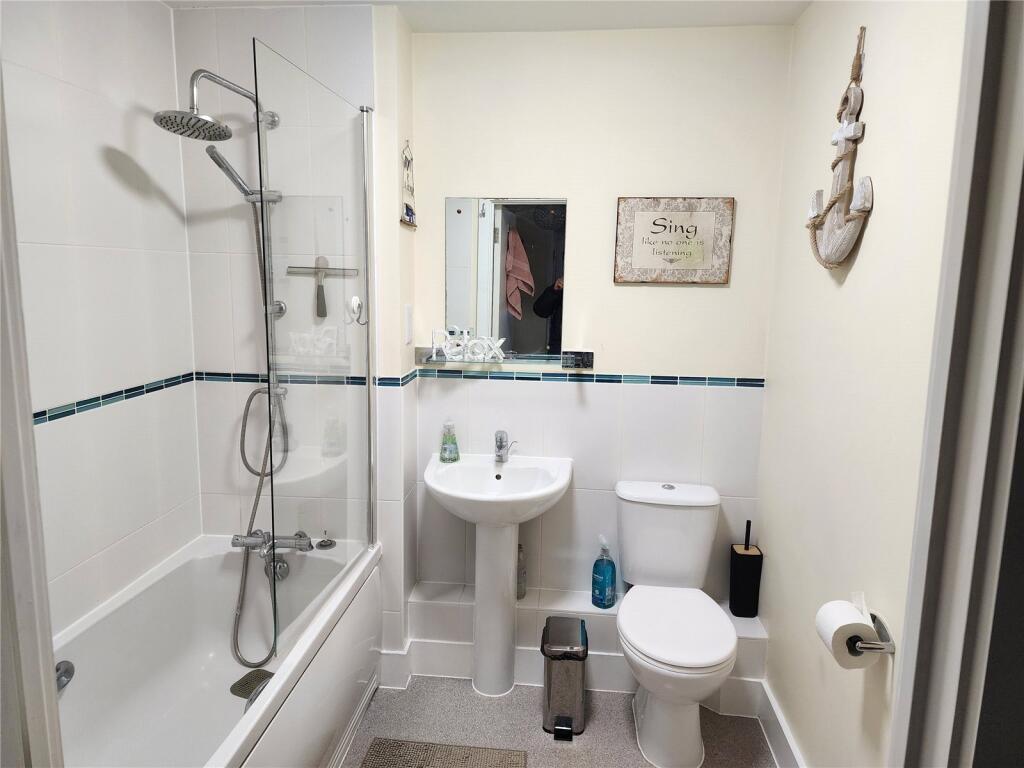 Apartment in Basingstoke and Deane, Lychpit, Riverdene - View 5