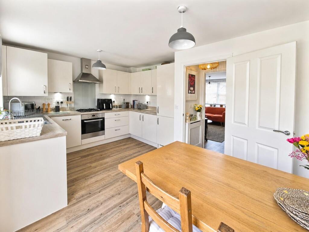 House in Northamptonshire NN6, Earls Barton - View 3