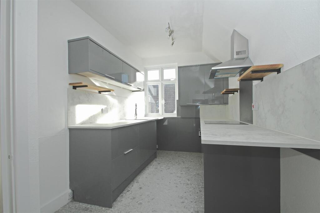 Apartment in Guildford, Surrey - View 5
