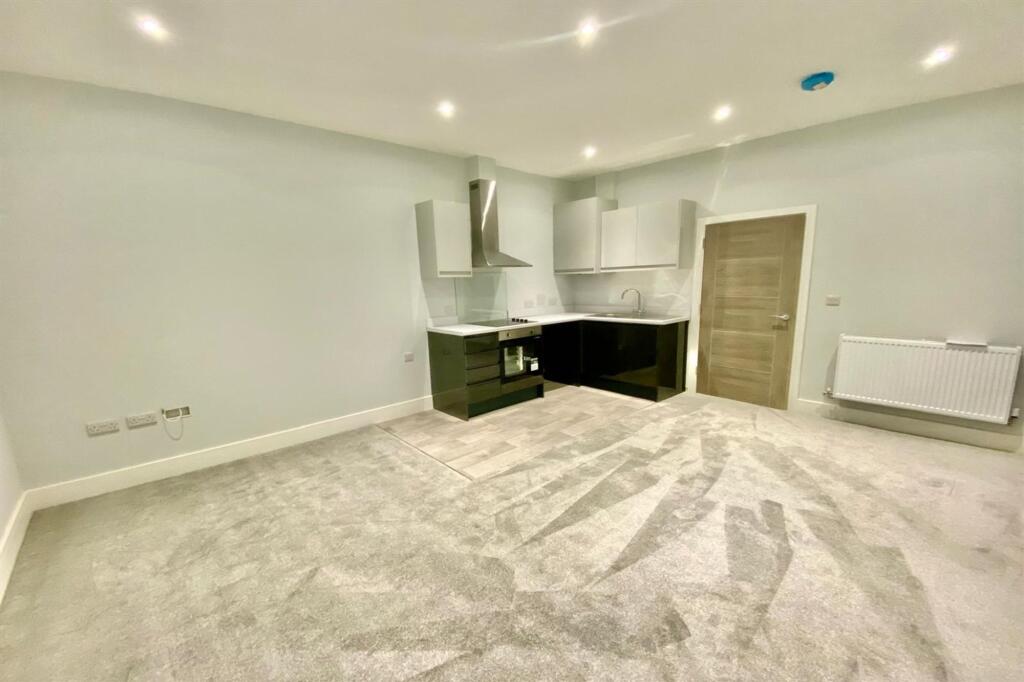 Apartment in Southampton - View 4