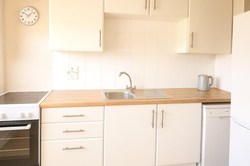 Apartment in Woking, Surrey - View 3