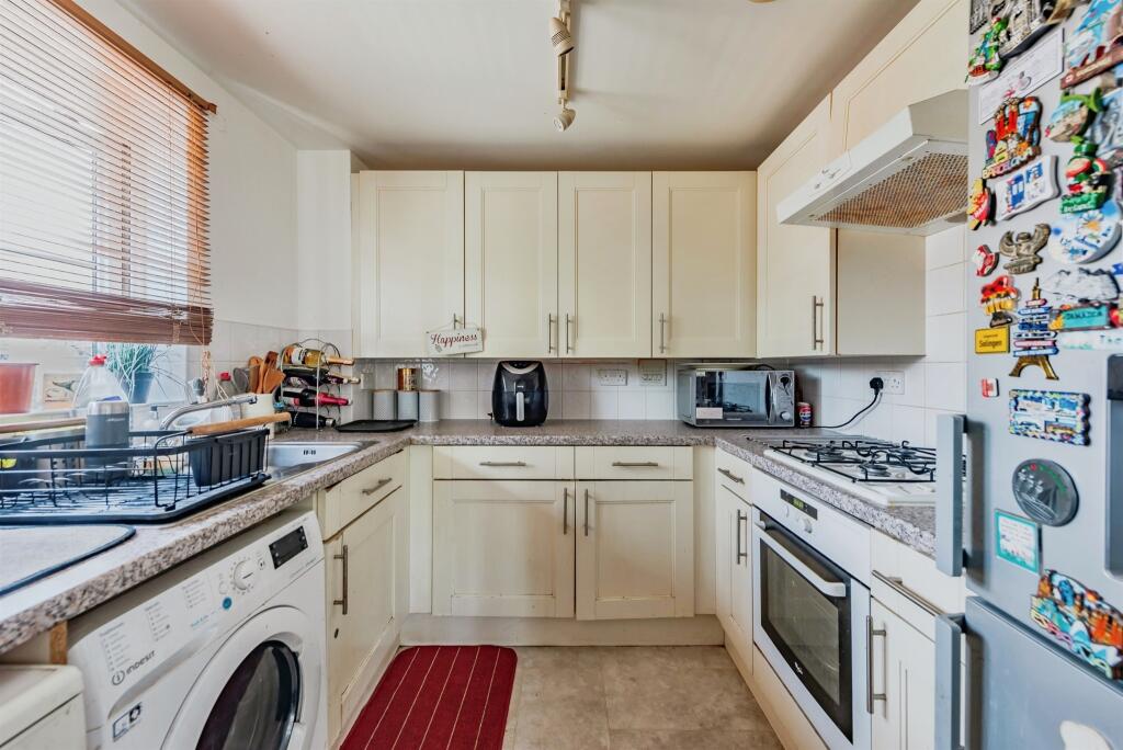 Apartment in Reigate and Banstead, Surrey - View 5