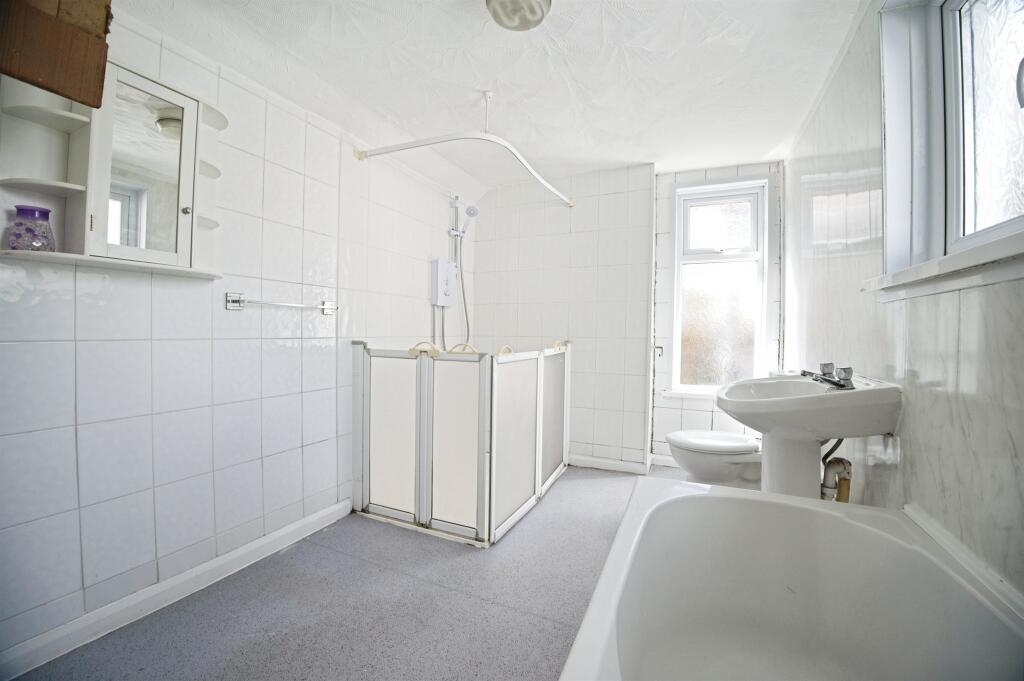 House in Cardiff, Ferndale - More