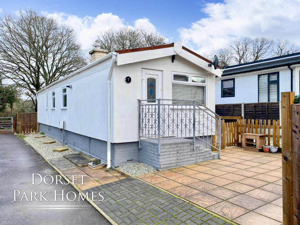 2-bed caravan on Brookside Park, Corfe Mullen, Wimborne, Dorset, £140,000