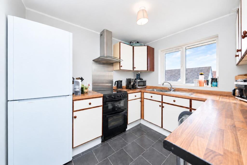 Apartment in Slough, Cippenham - More