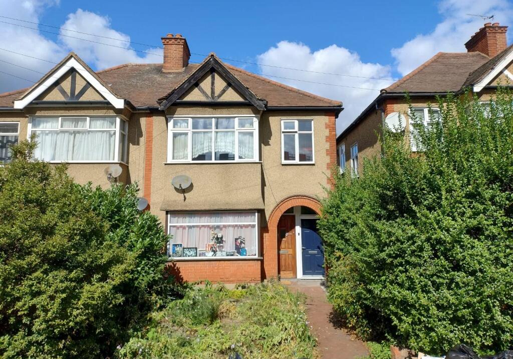 2-bed flat on 6a St Edwards Way, Romford, RM1 4DD, £95,000