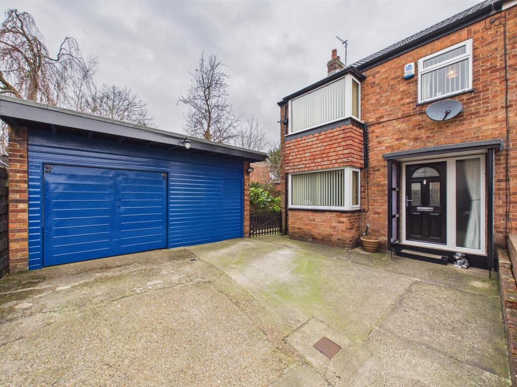 3-bed semi-detached on Stepney Avenue, Bridlington, £190,000