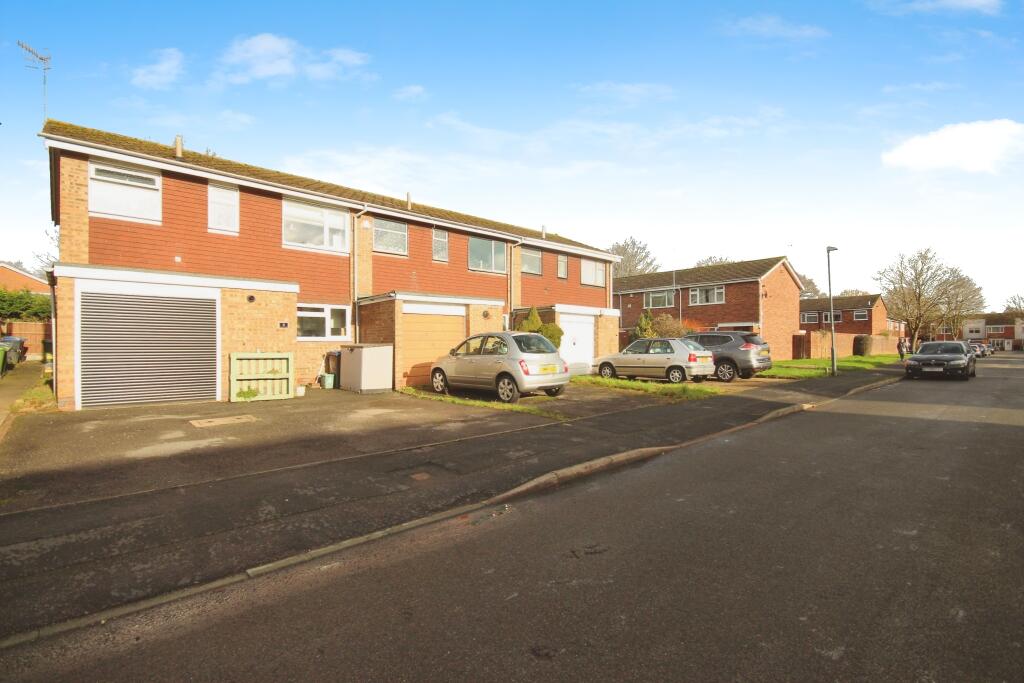 Main image of property: Kettlewell Close, Woodloes Park, Warwick, CV34