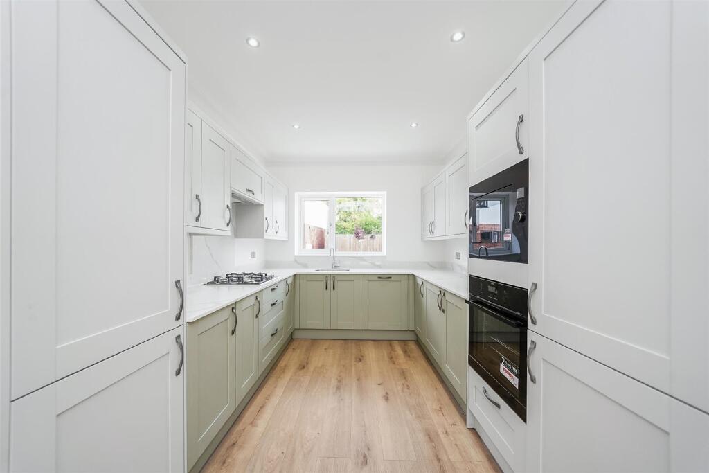 Dhani Close, COLLIER ROW, RM5 photo 3