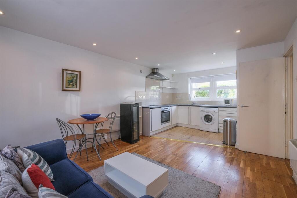 Apartment in Calderdale, Well Head, Boothtown - View 3