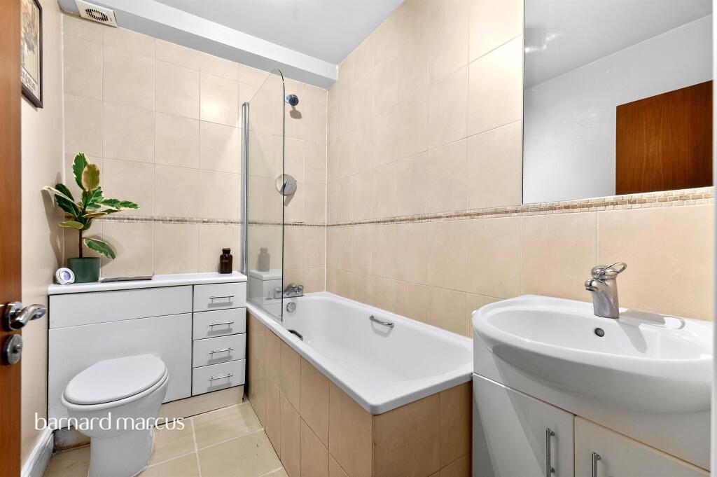 Apartment in Surbiton, Oakhill - More