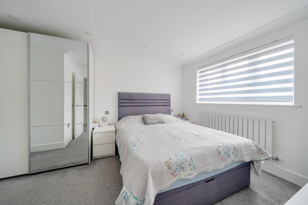 House in Slough, Chalfont St Peter - More