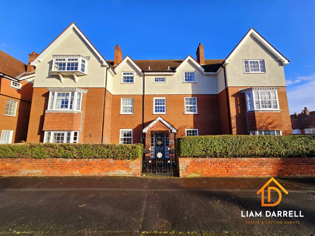 3-bed flat on Berkeley Court, Holbeck Hill, Scarborough, North Yorkshire, £220,000