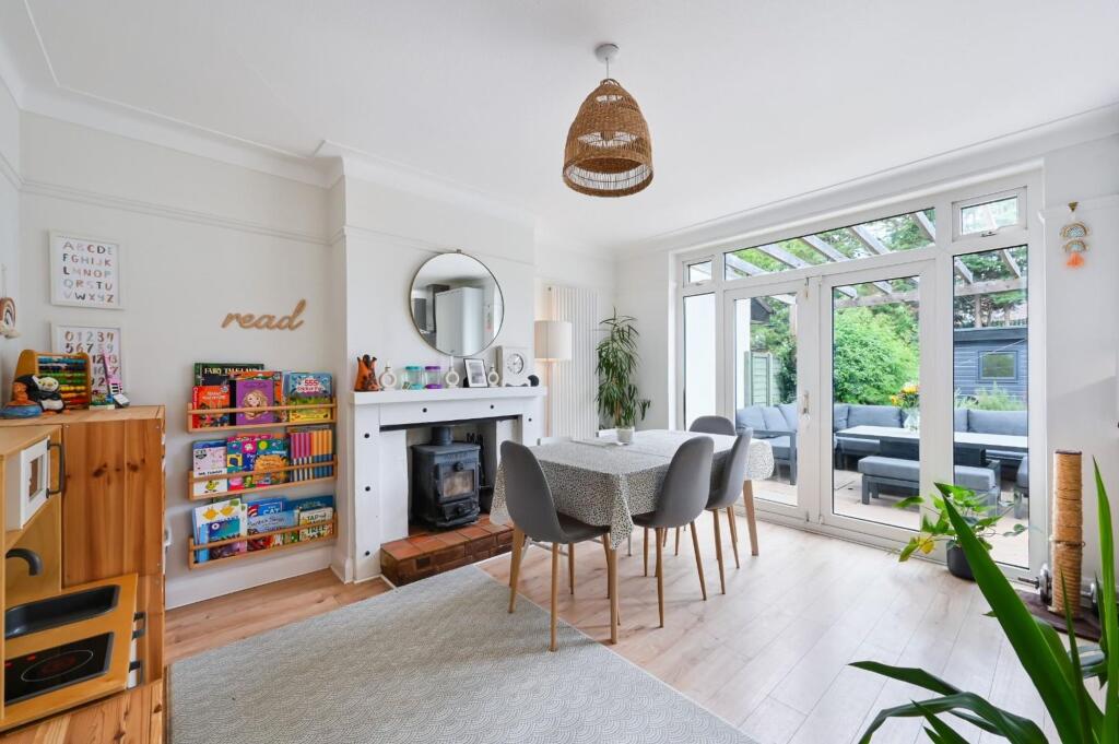 House in Kingston upon Thames - More