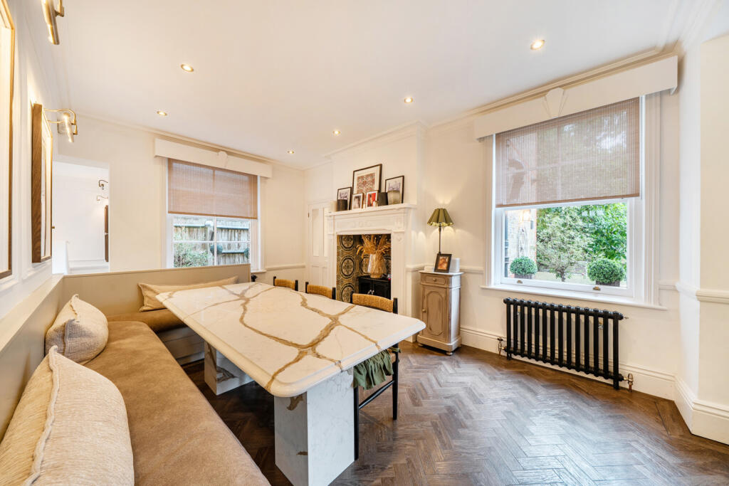 House in Bromley - More