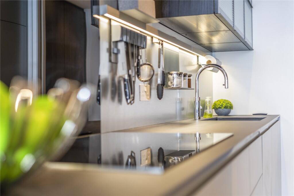 Apartment in Poole, Lilliput - More