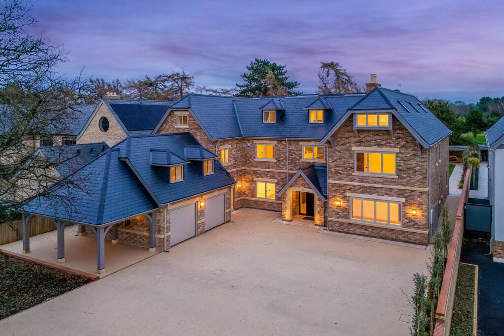 Main image of property: Tiddington Road, Stratford upon Avon, Warwickshire CV37 7BB