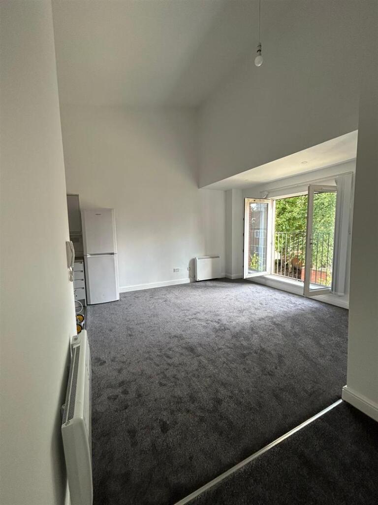 Apartment in Salford, Greater Manchester - View 3
