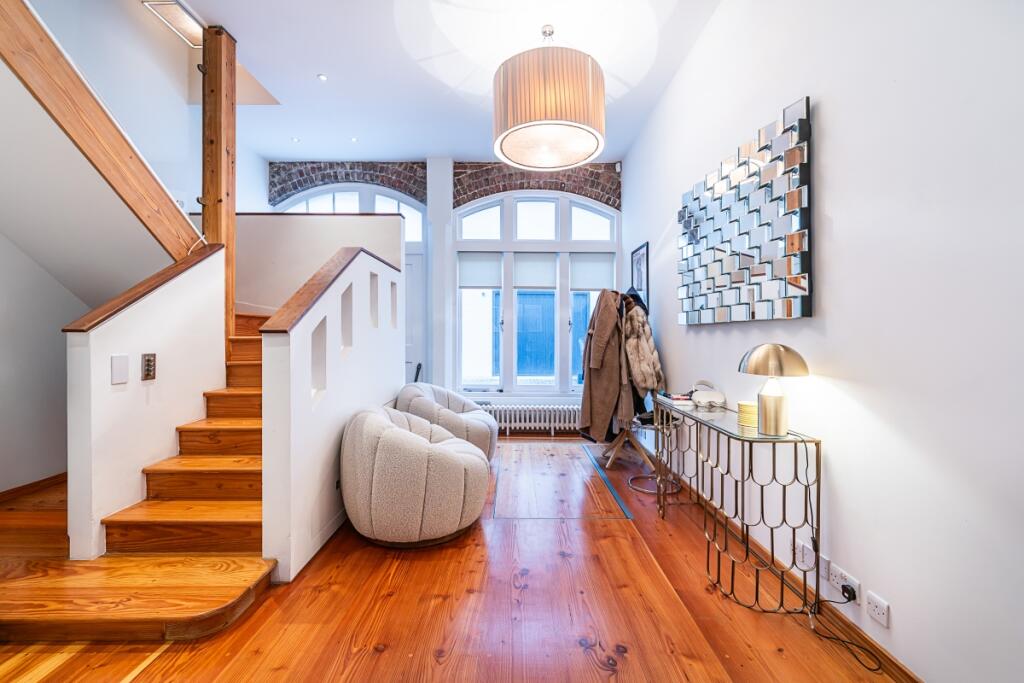 1 bedroom mews property for rent