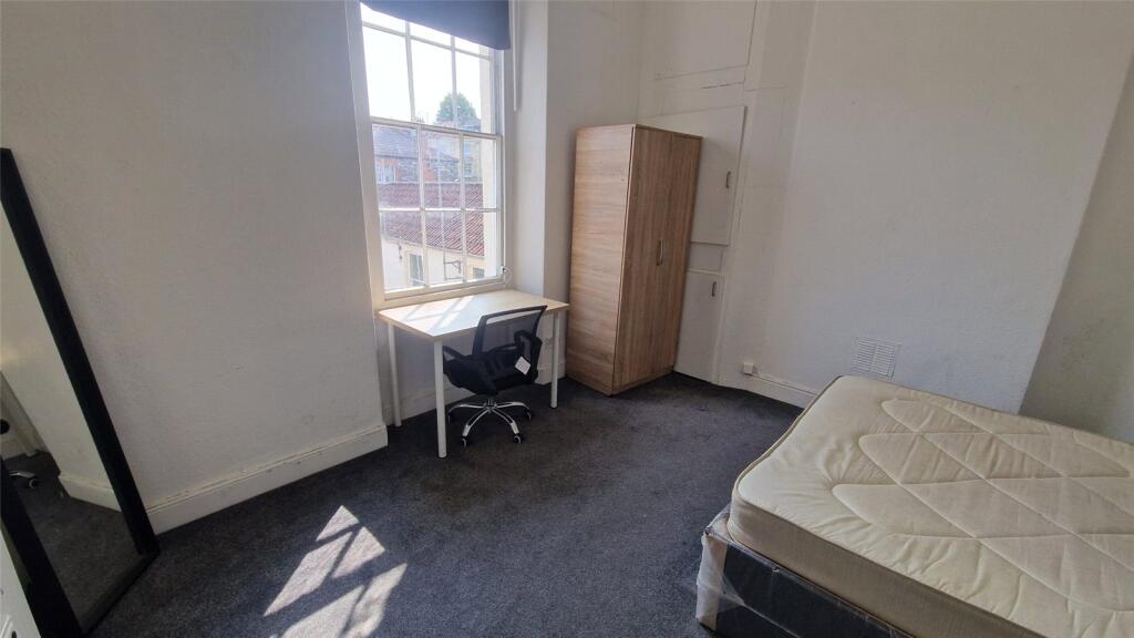 Apartment in Bristol, Clifton - View 2