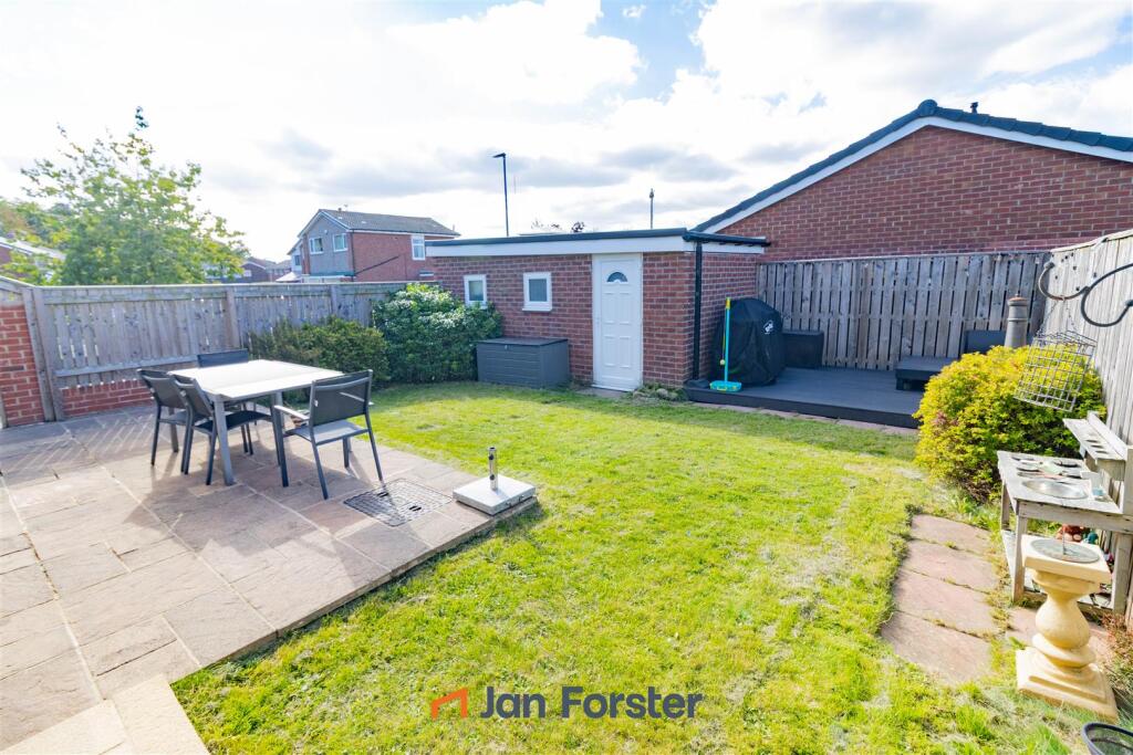 House in North Tyneside, Killingworth - More