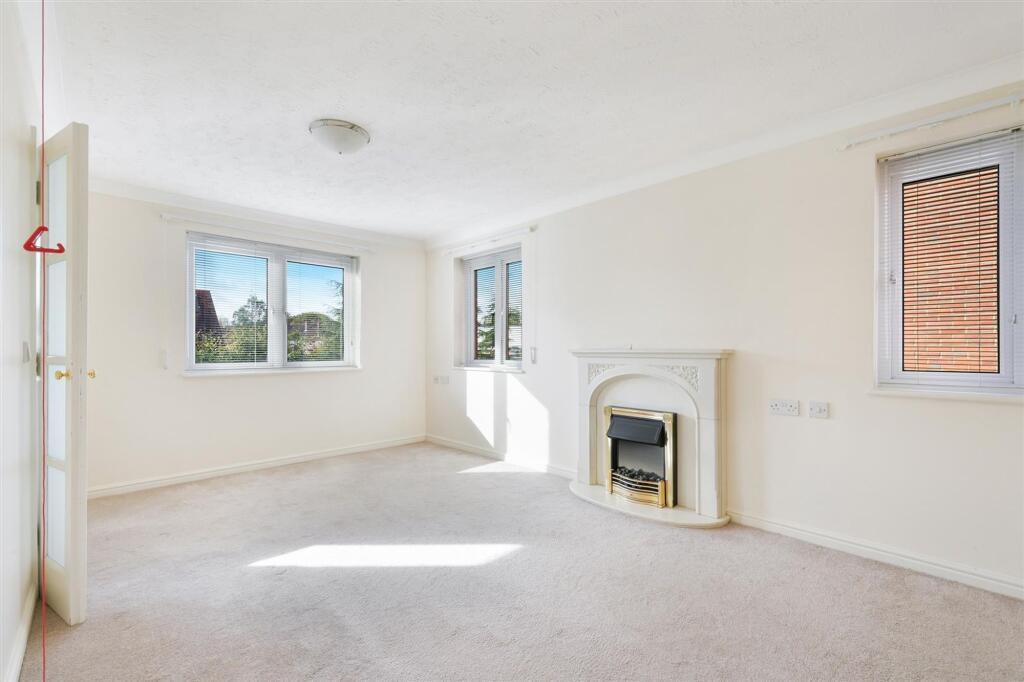 Apartment in Kingston upon Thames - View 2