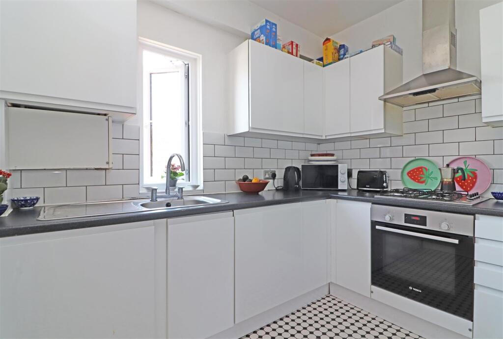 Apartment in Redhill, Reffles Bridge, Earlswood - View 2