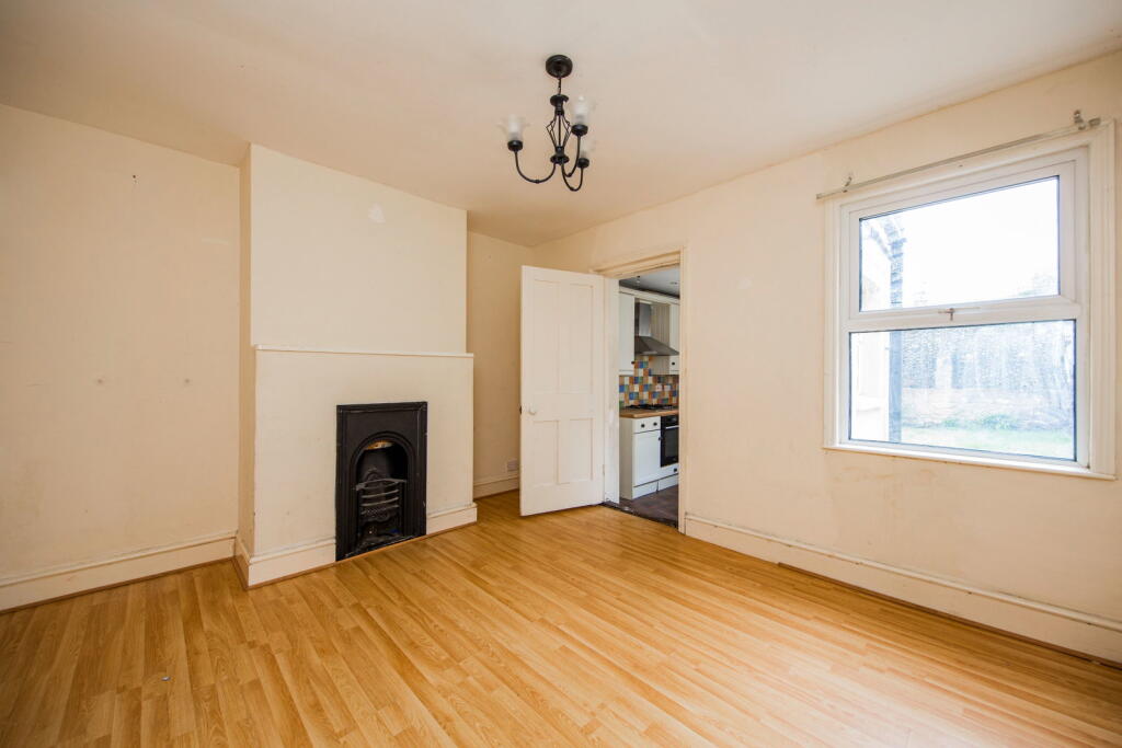 House in Tunbridge Wells, High Brooms, Southborough - More