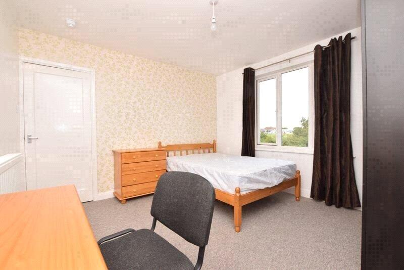 6 bedroom semi-detached house for rent