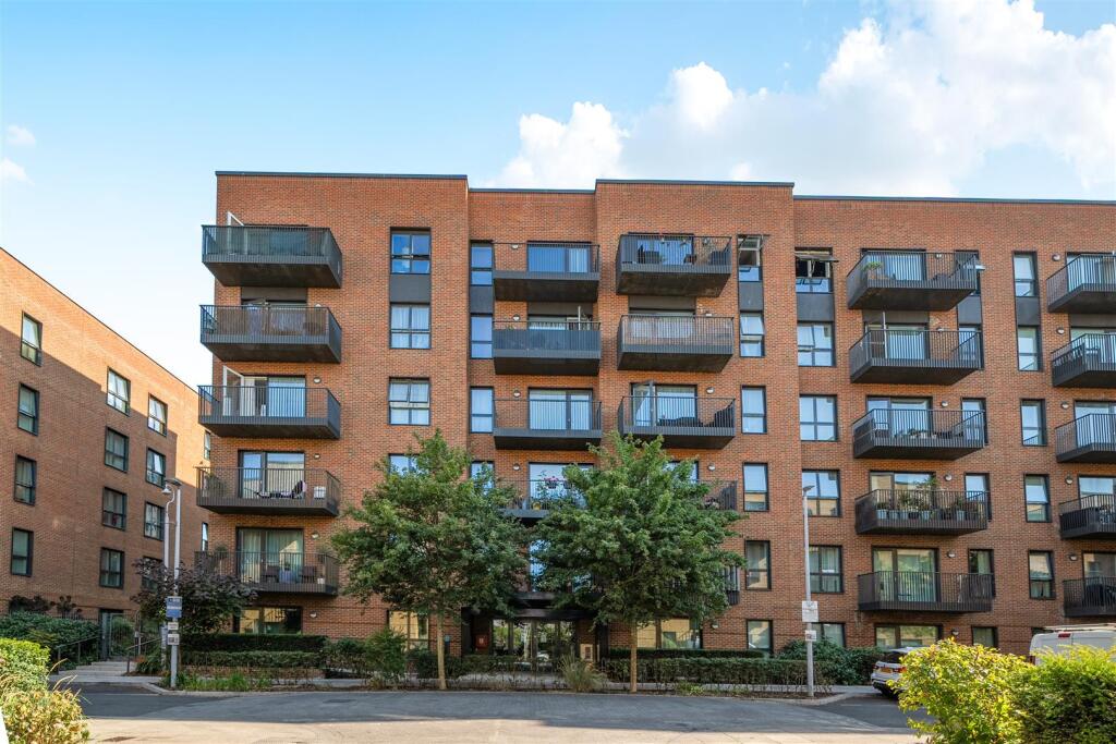 Apartment in Southall - View 3