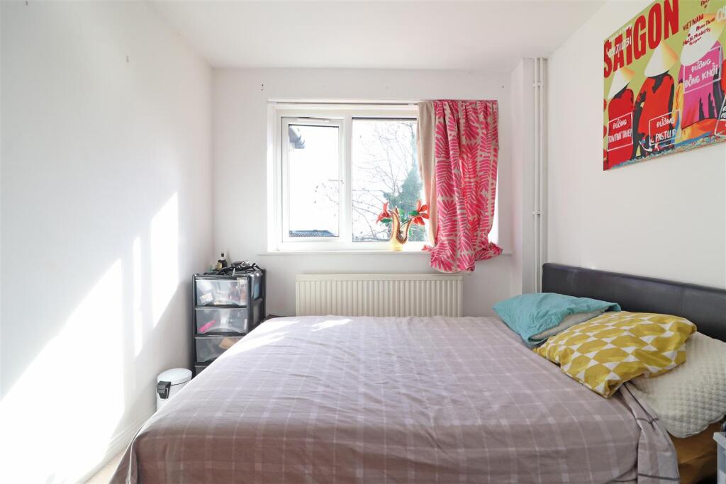 Apartment in Redhill, Reffles Bridge, Earlswood - More