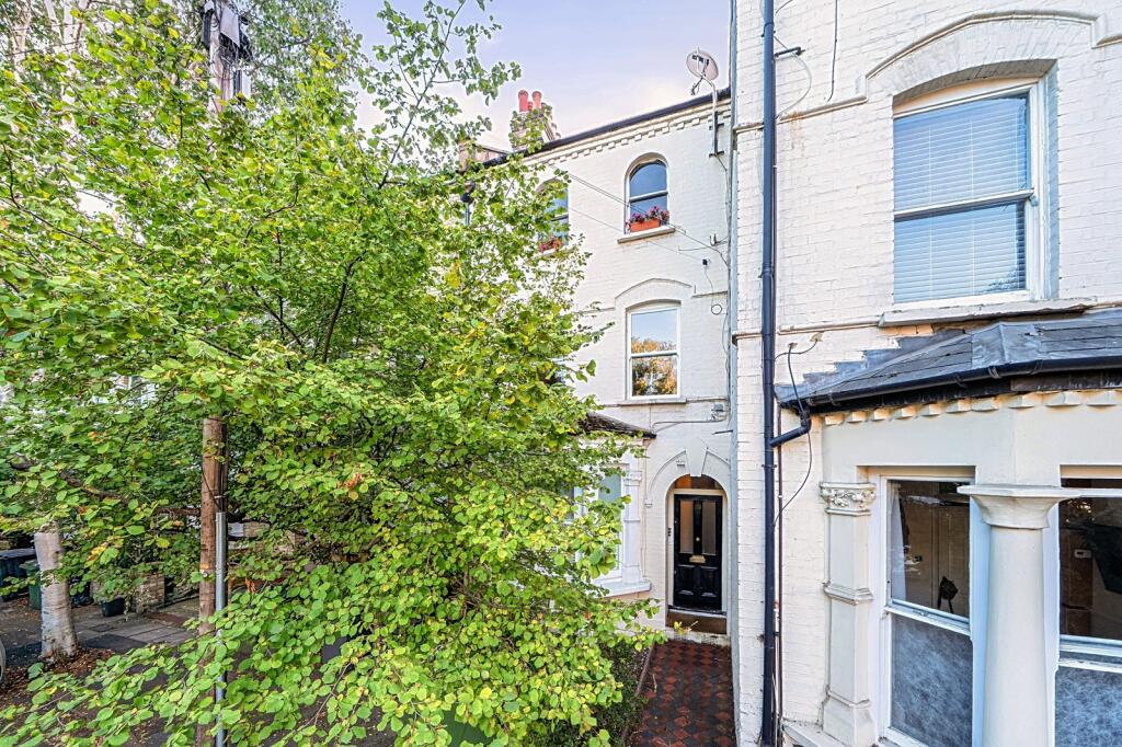 1-bed flat on Vauxhall Grove, Vauxhall, London, SW8, £485,000