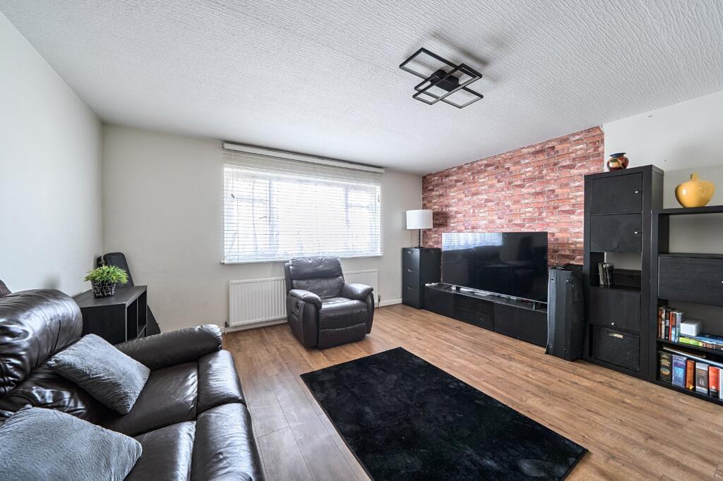 2-bed flat on Woodhouse Road, London, N12, £375,000
