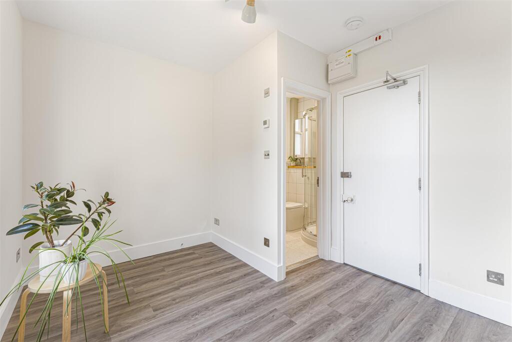 Apartment in London, Walham Green, West Kensington - More