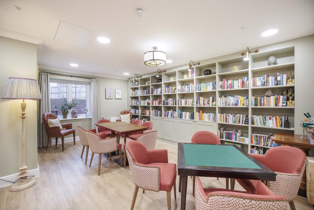 Debden House, Fallow Drive, Saffron Walden, CB11 photo 3