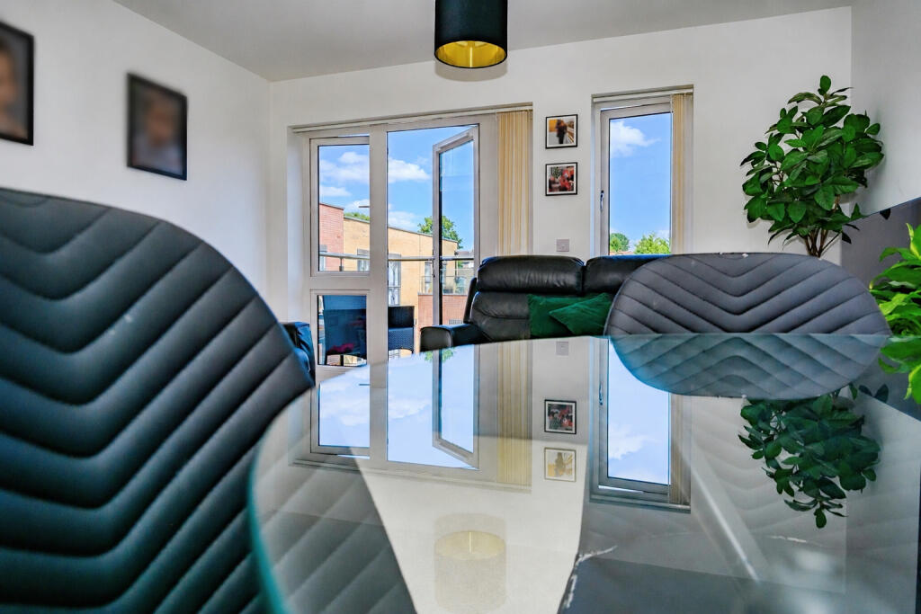 Apartment in Dacorum, Hertfordshire - More