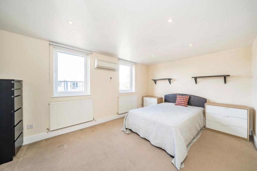 House in London, Summerstown - More