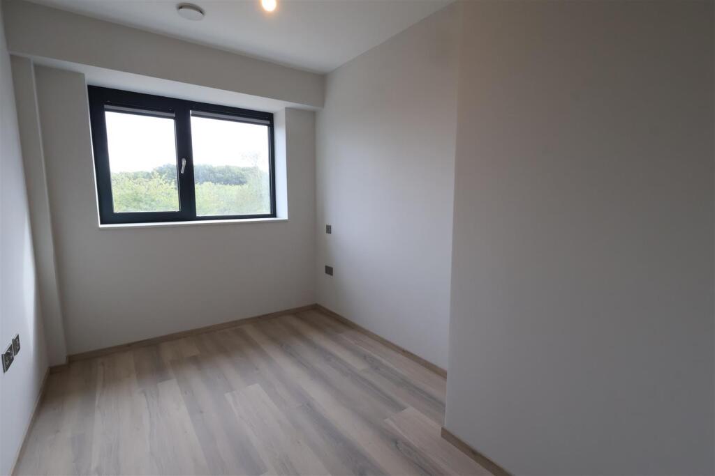 Apartment in Redditch, Southcrest, Headless Cross - View 5