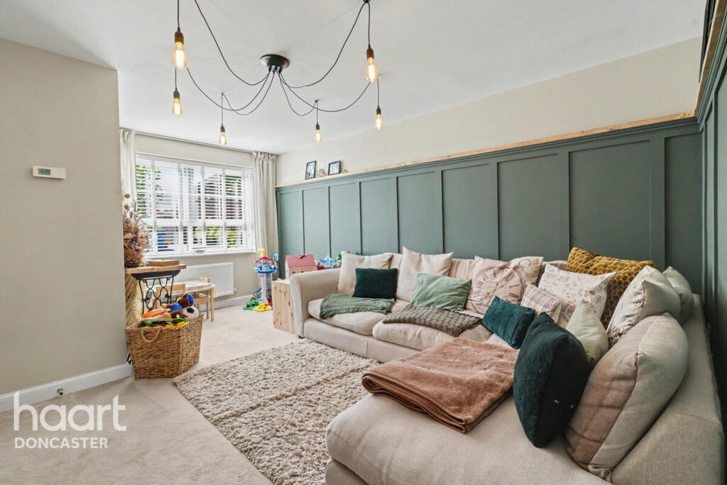 House in Doncaster, Rossington - More