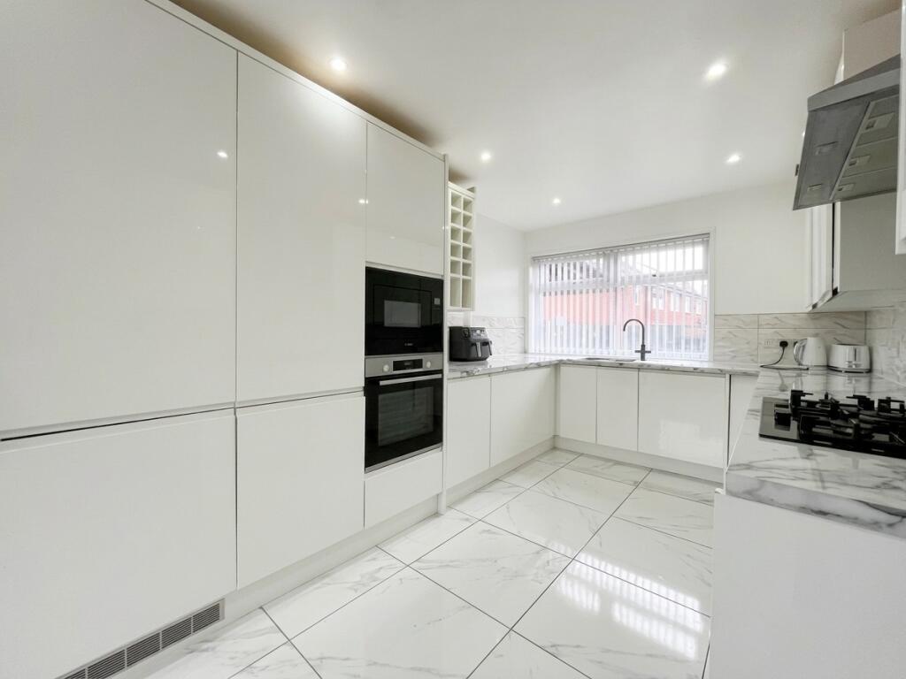 House in Luton - View 4