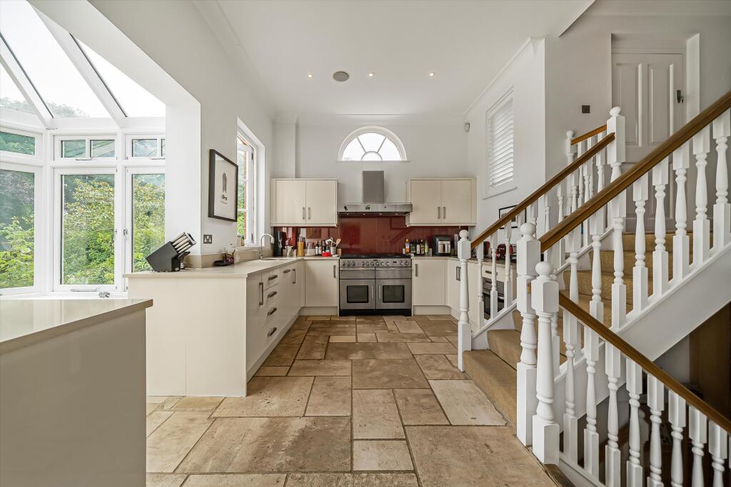House in London, Strawberry Hill - More