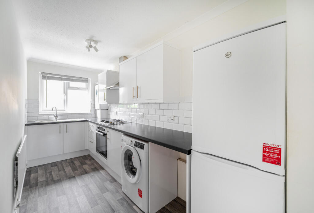 Apartment in London, Roundshaw - View 5